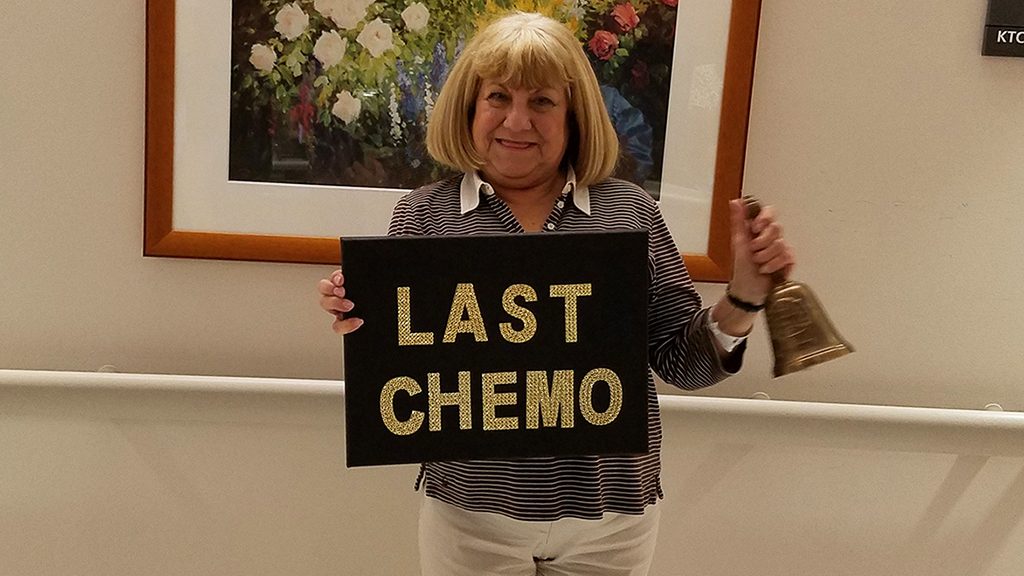 多发性骨髓瘤幸存者Marie Chaplinksy举着“最后一次化疗”的迹象