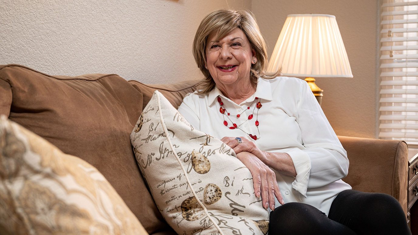 非霍奇金淋巴瘤的幸存者安Sorhouse在家放松她的沙发上