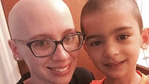 乳腺癌幸存者Ashley Rivera和她儿子Brayden