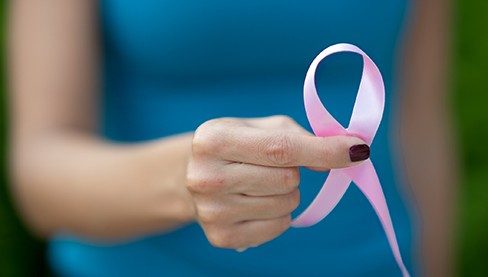 手握粉色丝带象征乳癌