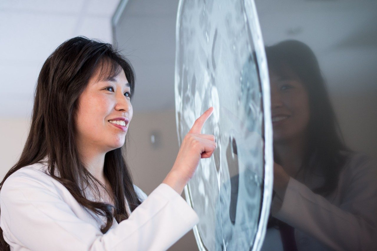 胶质母细胞瘤专家博士Shiao-Pei天气看着脑部扫描
