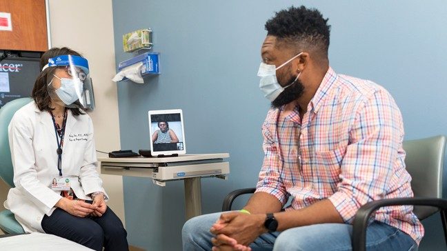 医生与年轻的美裔癌症病人通话