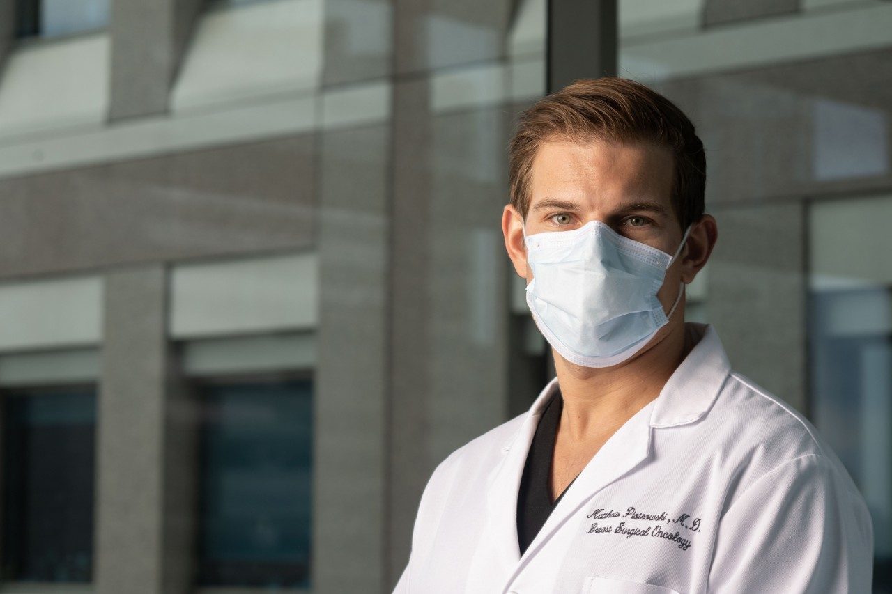 乳腺外科医生马修Piotrowski,医学博士,站在外面的安德森