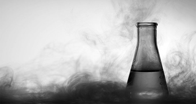 黑白照片的玻璃与蒸汽围绕实验室烧杯
