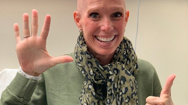 子宫癌幸存者Linda Ryan举起六指显示她复发数