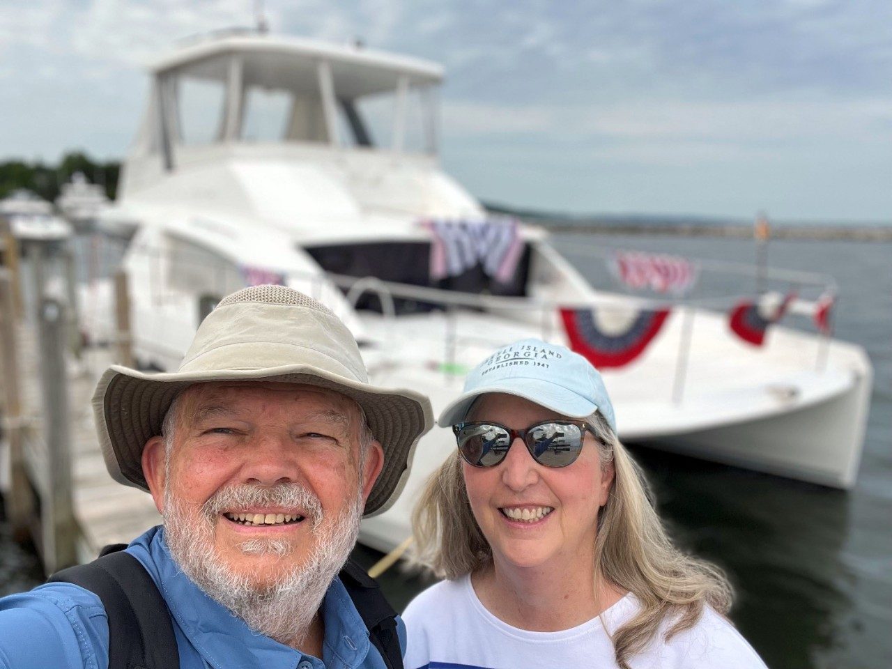 保罗·麦金尼和他的妻子,玛丽站在一艘船在水面上。
