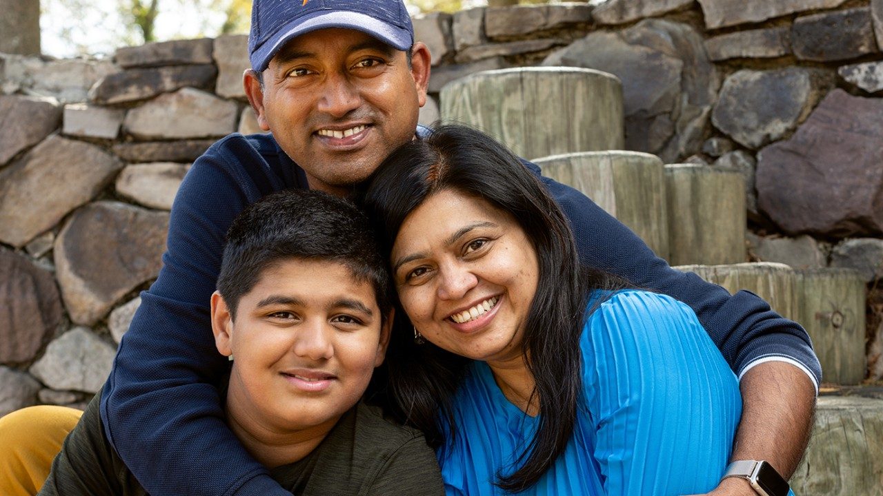 leukemia幸存者Arav Patil和双亲Komal和Rahul
