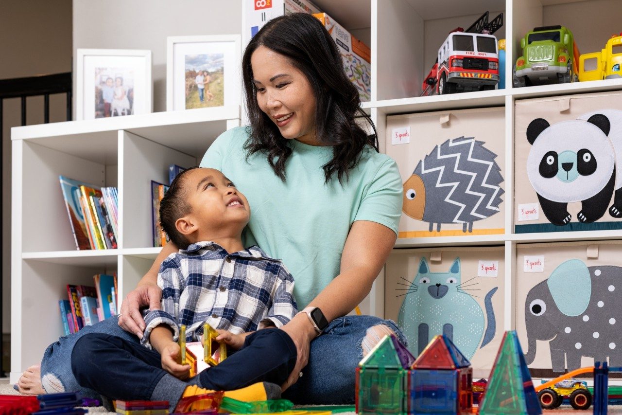 淋巴瘤幸存者艾莉莫雷诺玩具包围着她的儿子
