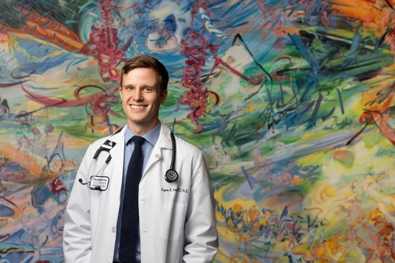 本杰明双门衣柜,医学博士博士和他的白色外套站在一幅画前)。