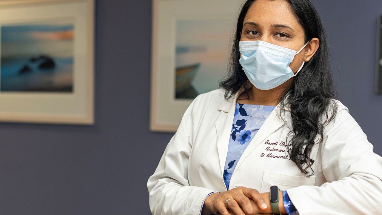 Sonali Thosani,医学博士在一件白色外套,她的诊所