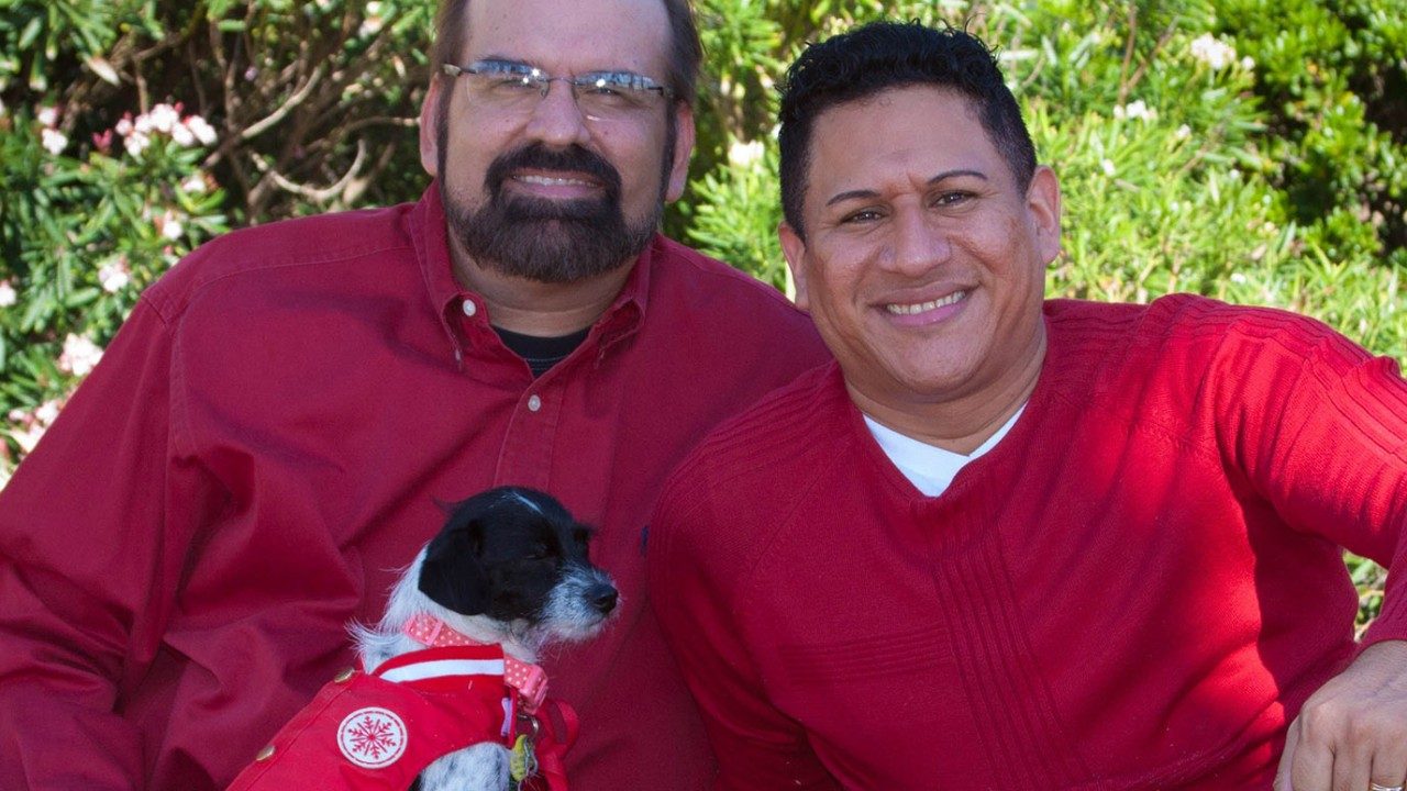 Caregiver Marlon Leiva Lopez与丈夫Donald Logan和他们的狗Lola