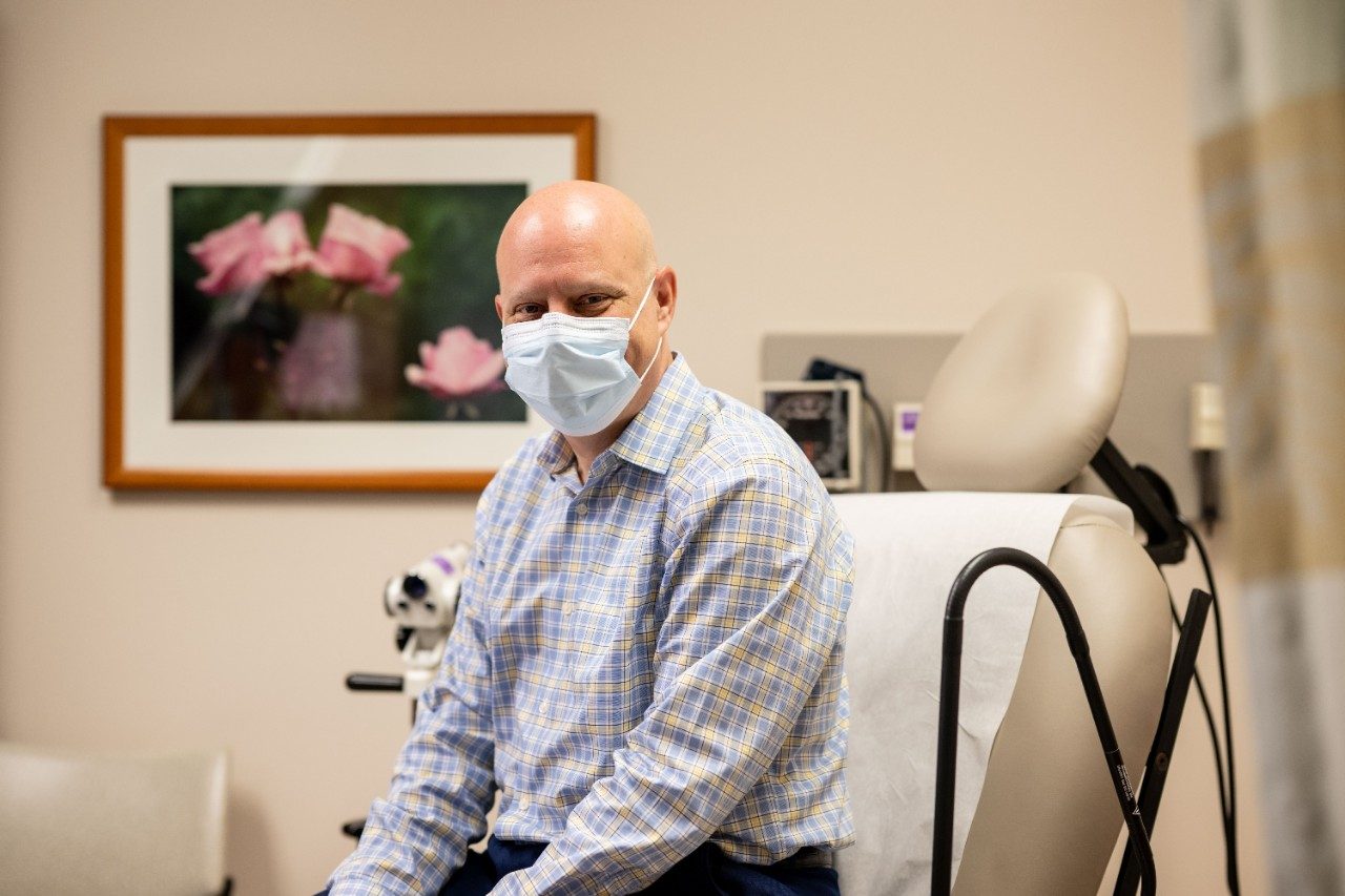 医学博士Michael Frumovitz,坐在一间诊所的房间作为一个病人。