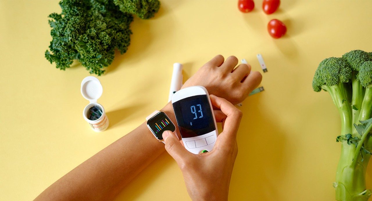 人使用智能手表检查他们的血糖