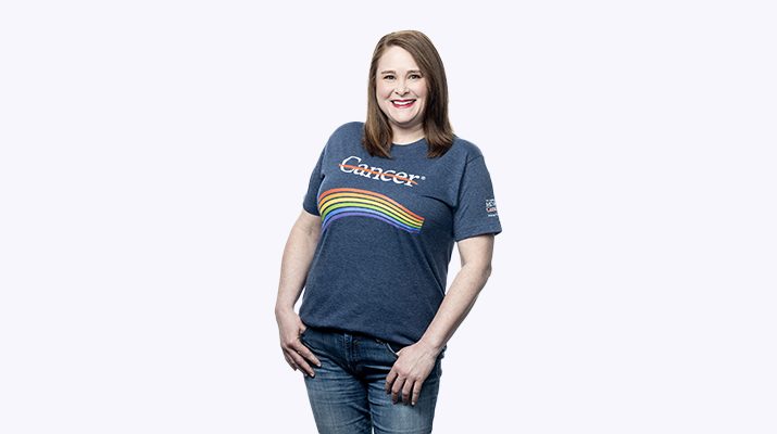 女士穿癌症T恤彩虹