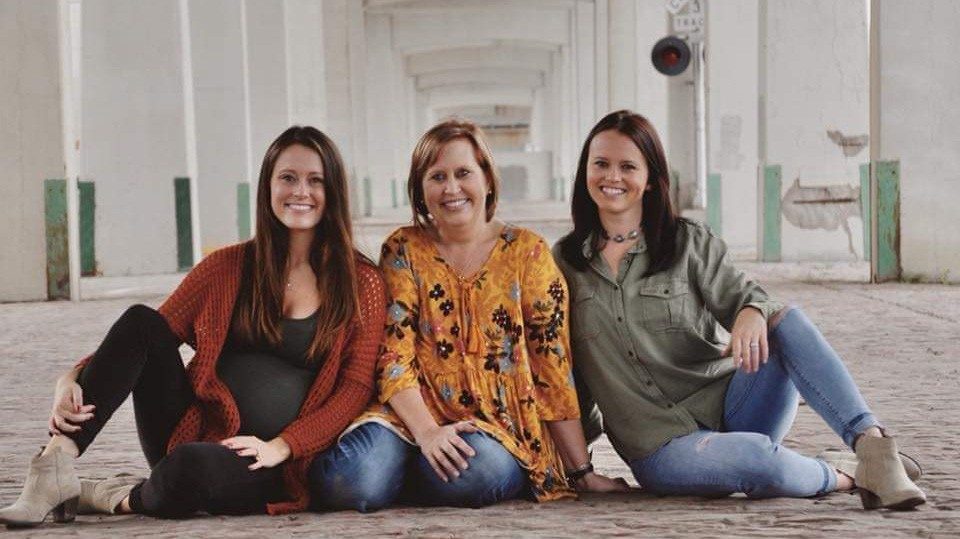 炎性乳腺癌幸存者Tiffany Honken和她的两个女儿一起拍照